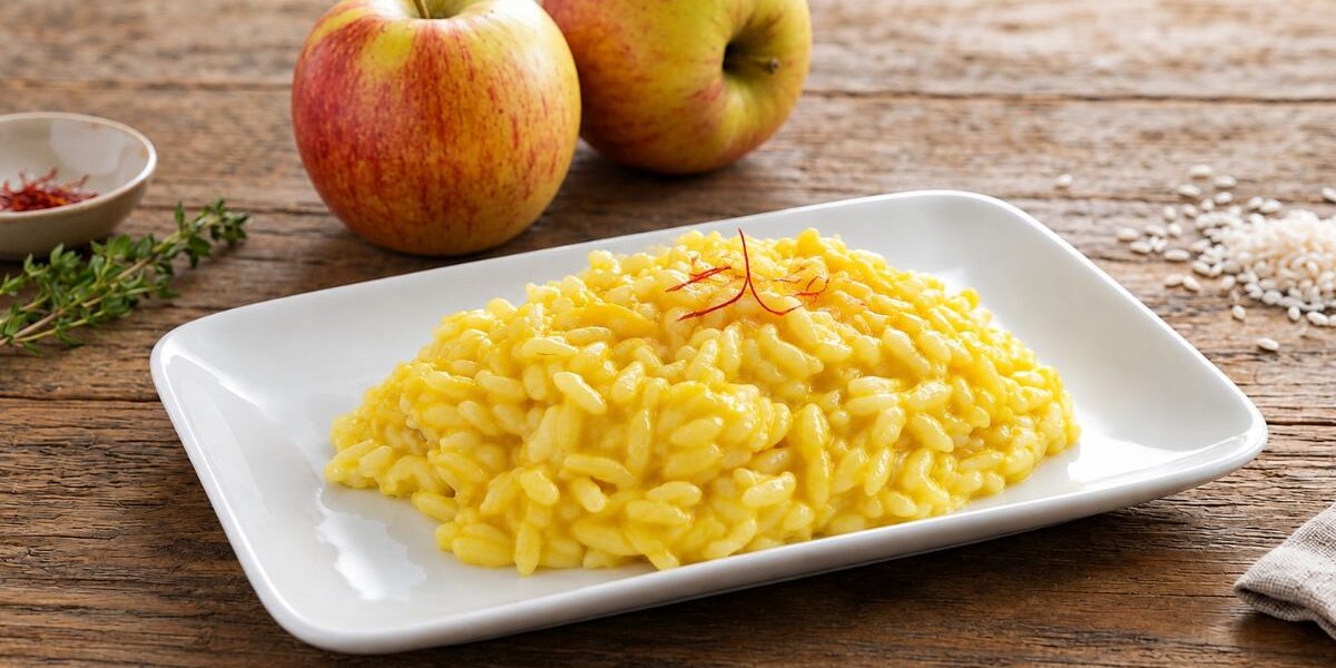 Risotto allo zafferano e mele cremoso con fili di zafferano