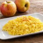 Risotto allo zafferano e mele cremoso con fili di zafferano