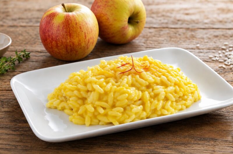 Risotto allo zafferano e mele cremoso con fili di zafferano