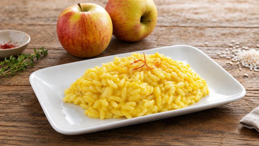 Risotto allo zafferano e mele cremoso con fili di zafferano