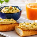 Colazione salata detox con pane tostato, hummus di ceci e succo di carota