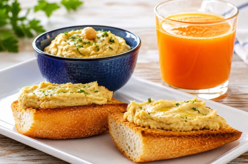 Colazione salata detox con pane tostato, hummus di ceci e succo di carota