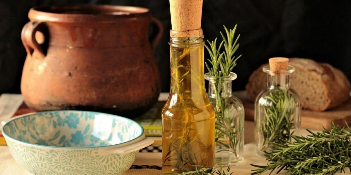 bottiglia di olio aromatizzato al rosmarino