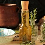 bottiglia di olio aromatizzato al rosmarino