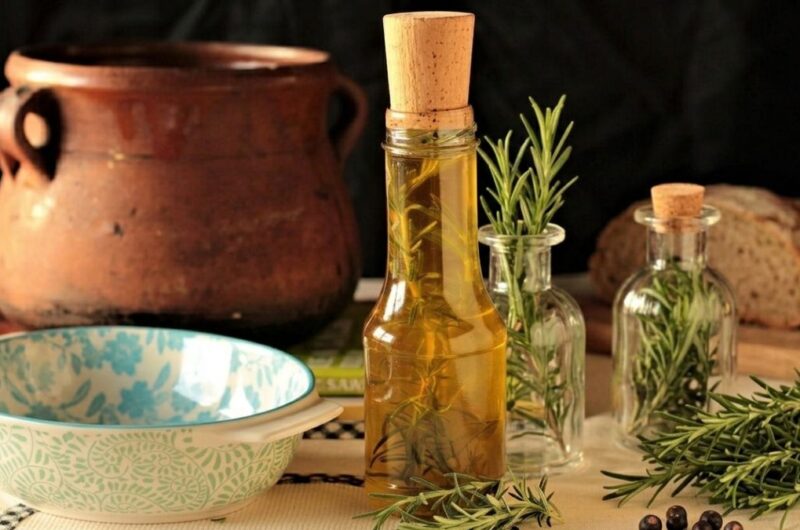 bottiglia di olio aromatizzato al rosmarino