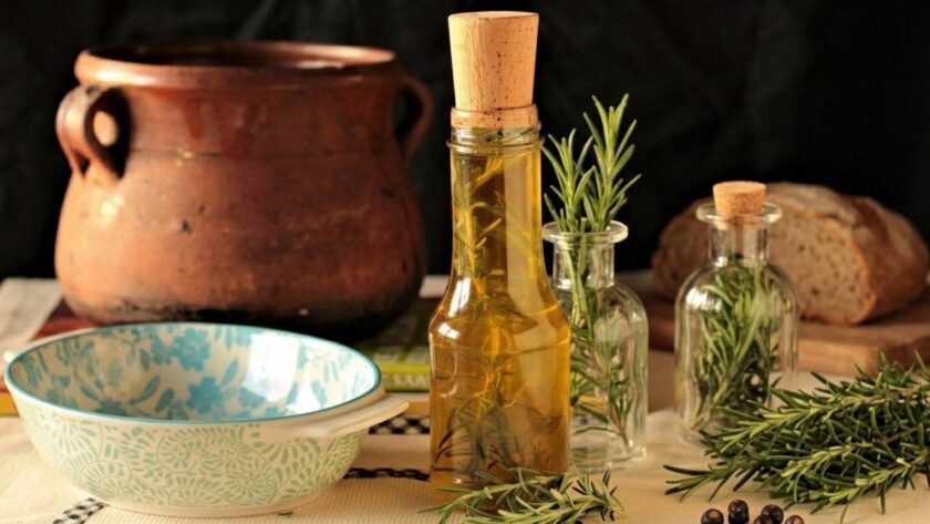 bottiglia di olio aromatizzato al rosmarino
