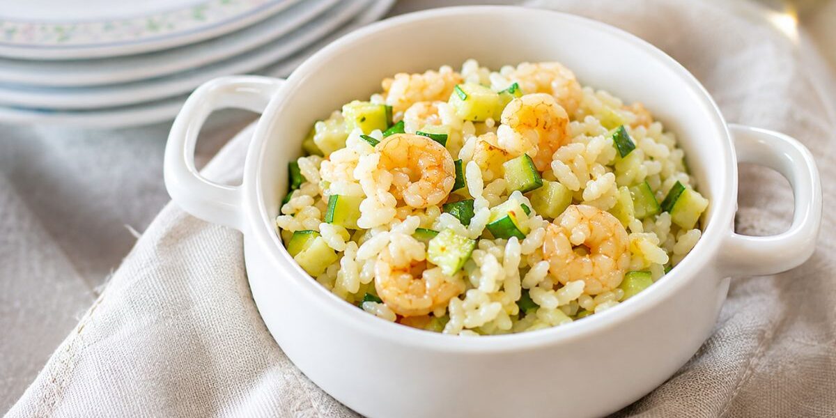 Insalata di riso con zucchine e gamberetti