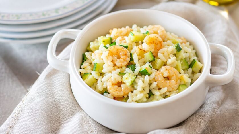 Insalata di riso con zucchine e gamberetti