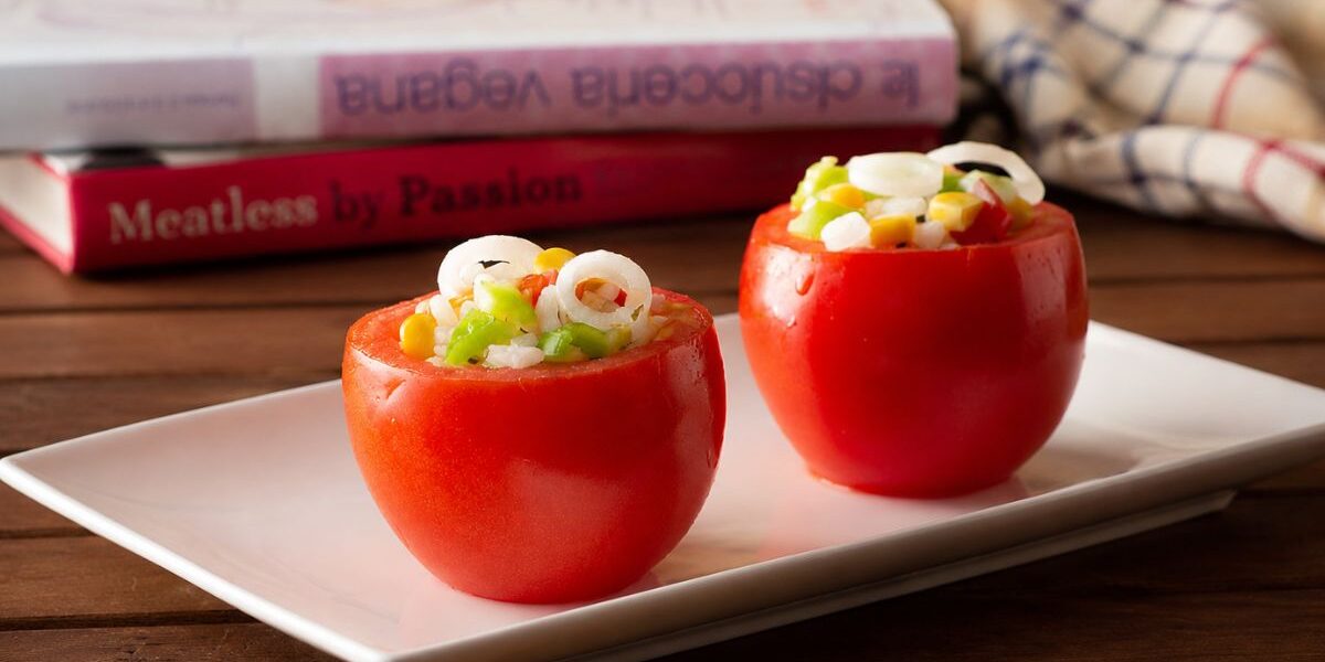 Pomodori ripieni di riso con mais, peperoni e cipolla