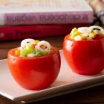 Pomodori ripieni di riso con mais, peperoni e cipolla