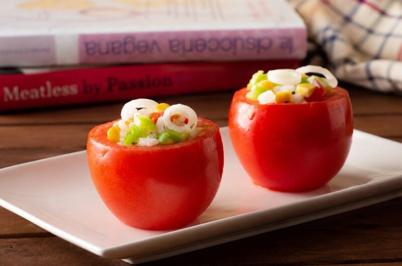 Pomodori ripieni di riso con mais, peperoni e cipolla