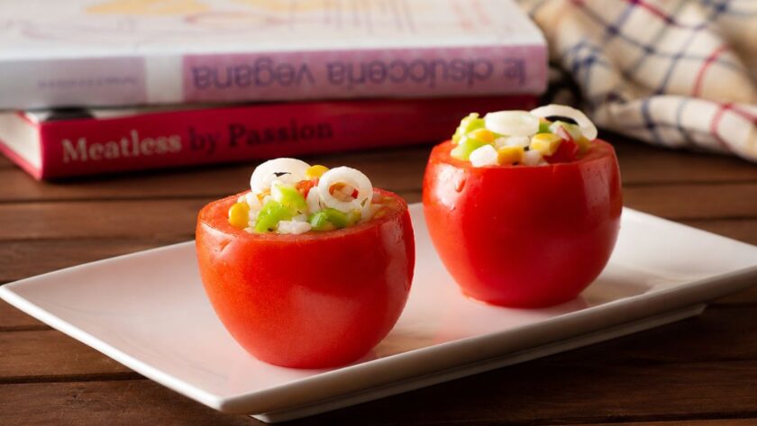 Pomodori ripieni di riso con mais, peperoni e cipolla