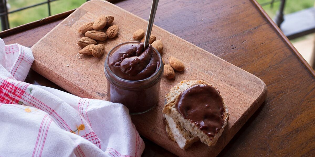 crema di mandorle, cioccolato e caffè spalmata sul pane