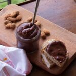 crema di mandorle, cioccolato e caffè spalmata sul pane