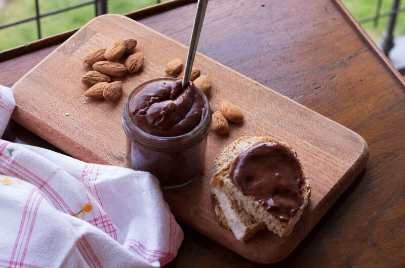 crema di mandorle, cioccolato e caffè spalmata sul pane