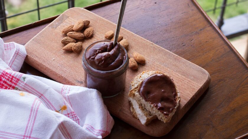 crema di mandorle, cioccolato e caffè spalmata sul pane