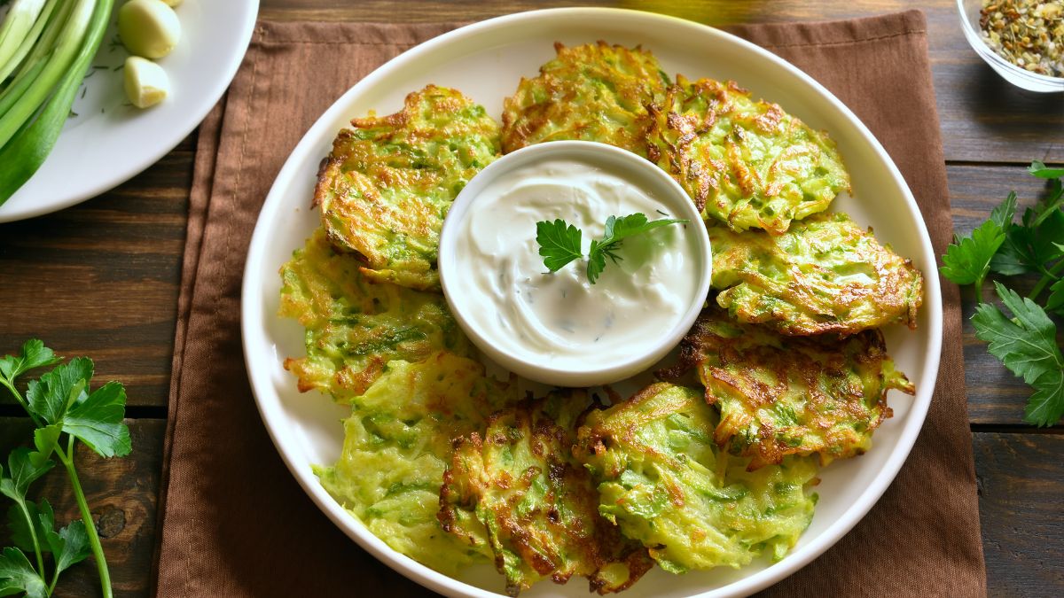 Polpette di zucchine in padella alla greca low carb - Salute e Bellezza ...