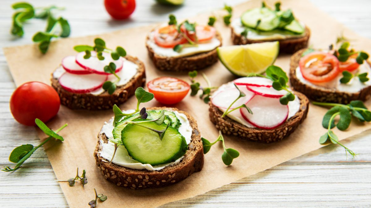 Selezione di antipasti sani e sfiziosi con hummus, farinata e finger food leggeri