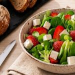 insalata di valeriana con fragole e feta
