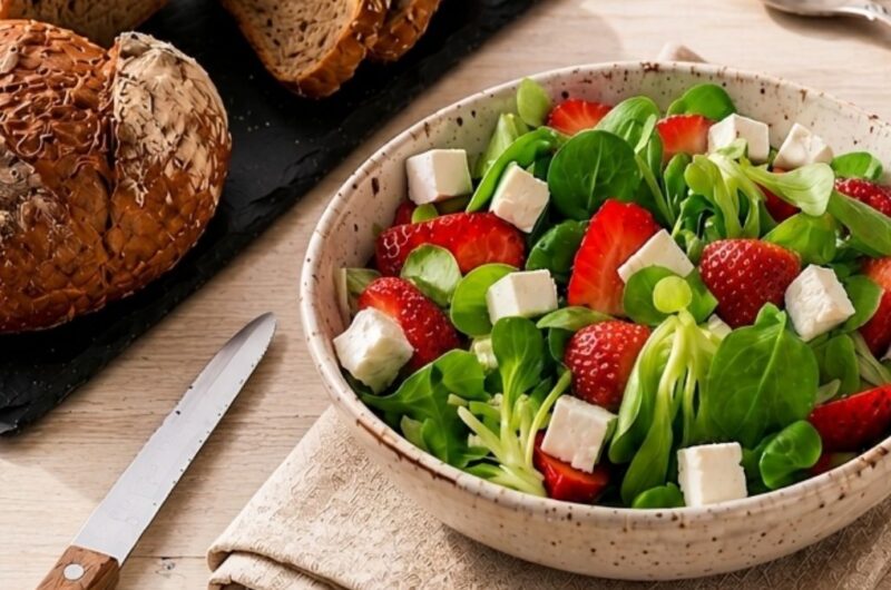 insalata di valeriana con fragole e feta