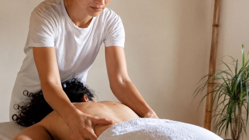 Massaggiatrice durante un trattamento di massaggio ayurvedico