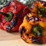 Peperoni arrostiti in friggitrice ad aria uno rosso e due gialli