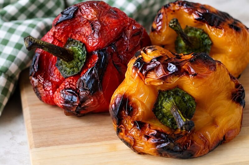 Peperoni arrostiti in friggitrice ad aria uno rosso e due gialli