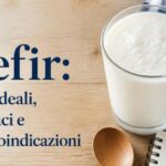 Bicchiere di kefir di latte fresco con cucchiaio di legno per la dose giornaliera raccomandata