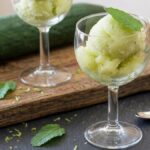 bicchieri sorbetto alla menta e cetriolo dessert fresco per l'estate