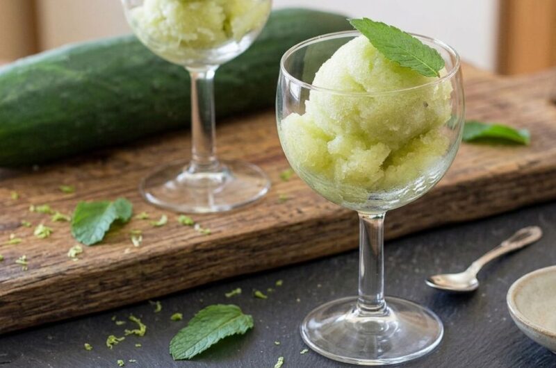 bicchieri sorbetto alla menta e cetriolo dessert fresco per l'estate
