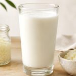 valori nutrizionali del kefir di latte versato in un bicchiere accanto a diversi tipi di latte