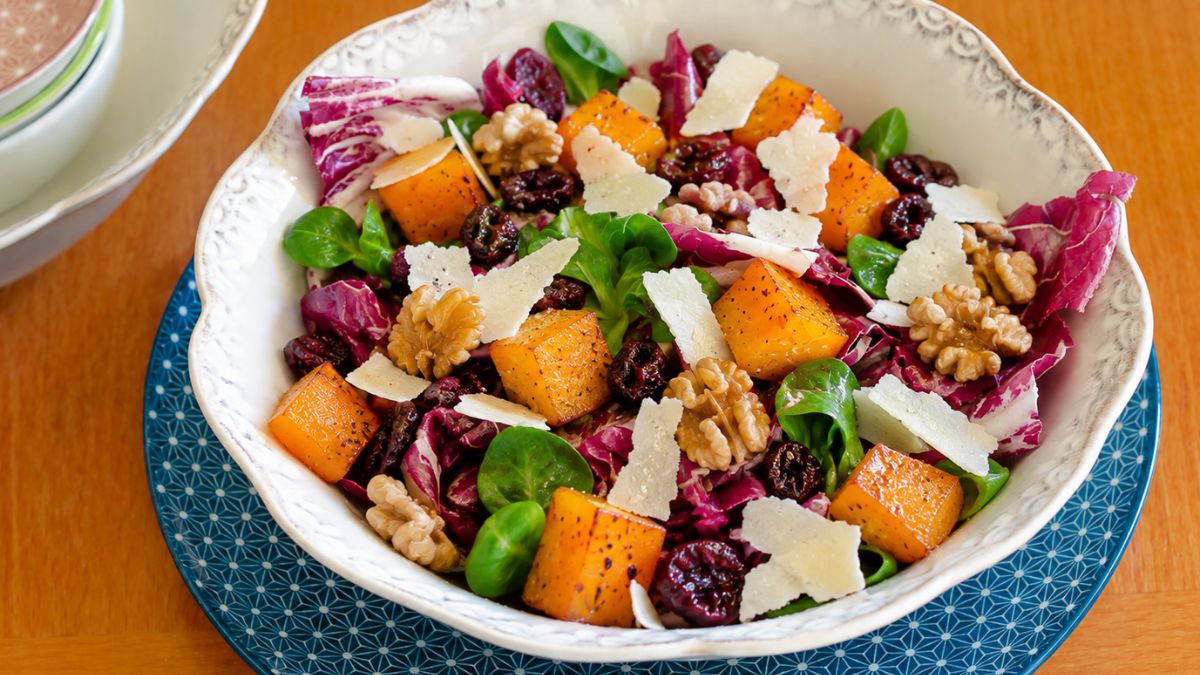 Insalata di zucca in friggitrice ad aria con misticanza, noci e scaglie di Parmigiano